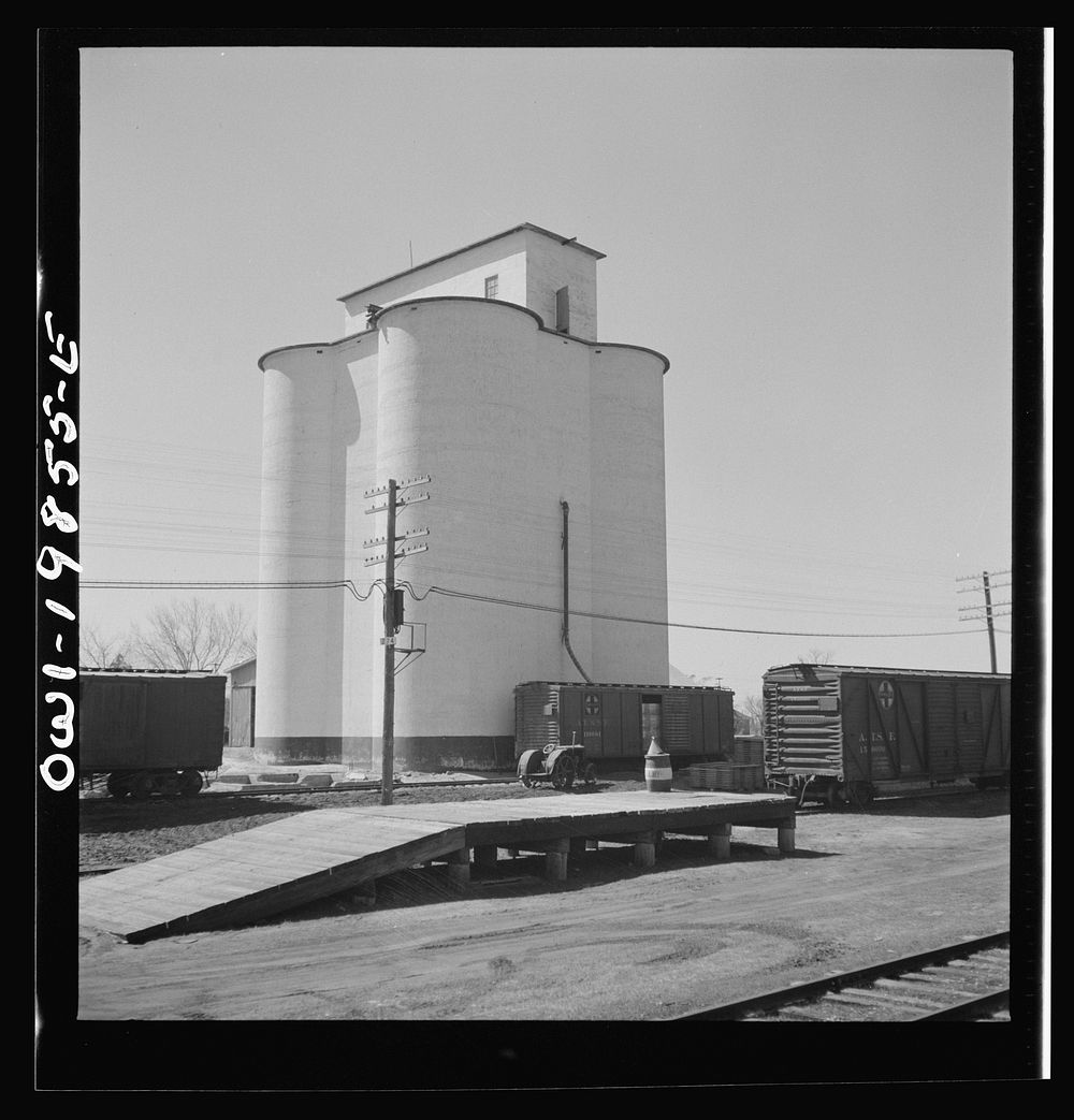 Harper, Kansas. Grain elevator along the Atchison, Topeka and Santa Fe Railroad between Wellington, Kansas and Waynoka…