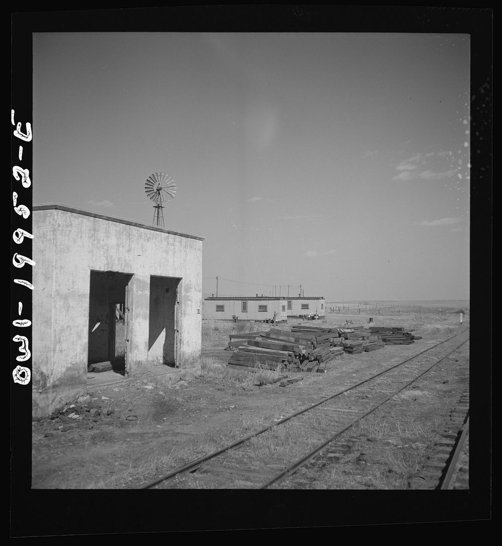 Chanesa, Texas. Section house along the Atchison, Topeka, and Santa Fe Railroad. Sourced from the Library of Congress.