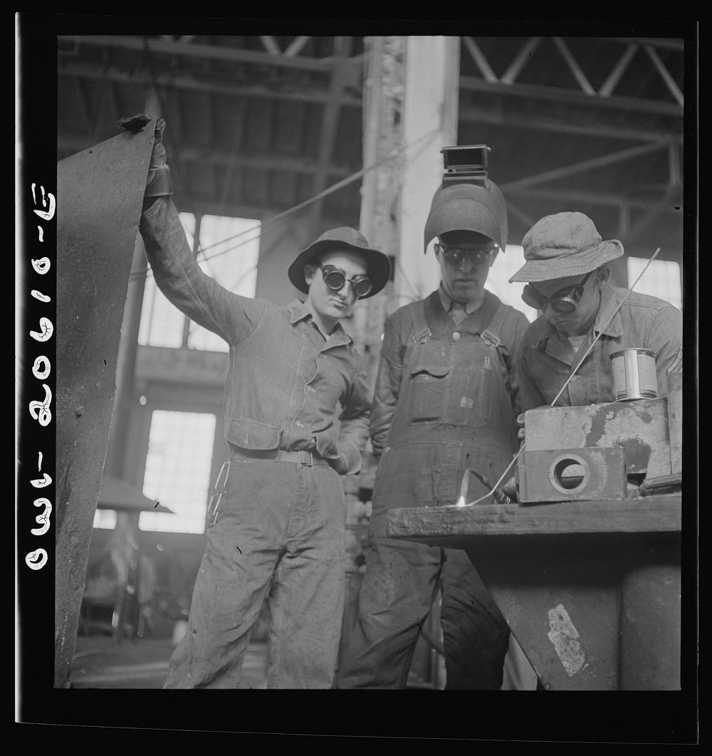 [Untitled photo, possibly related to: Clovis, New Mexico. Soldiers of the United States Army Railroad Battalion study…