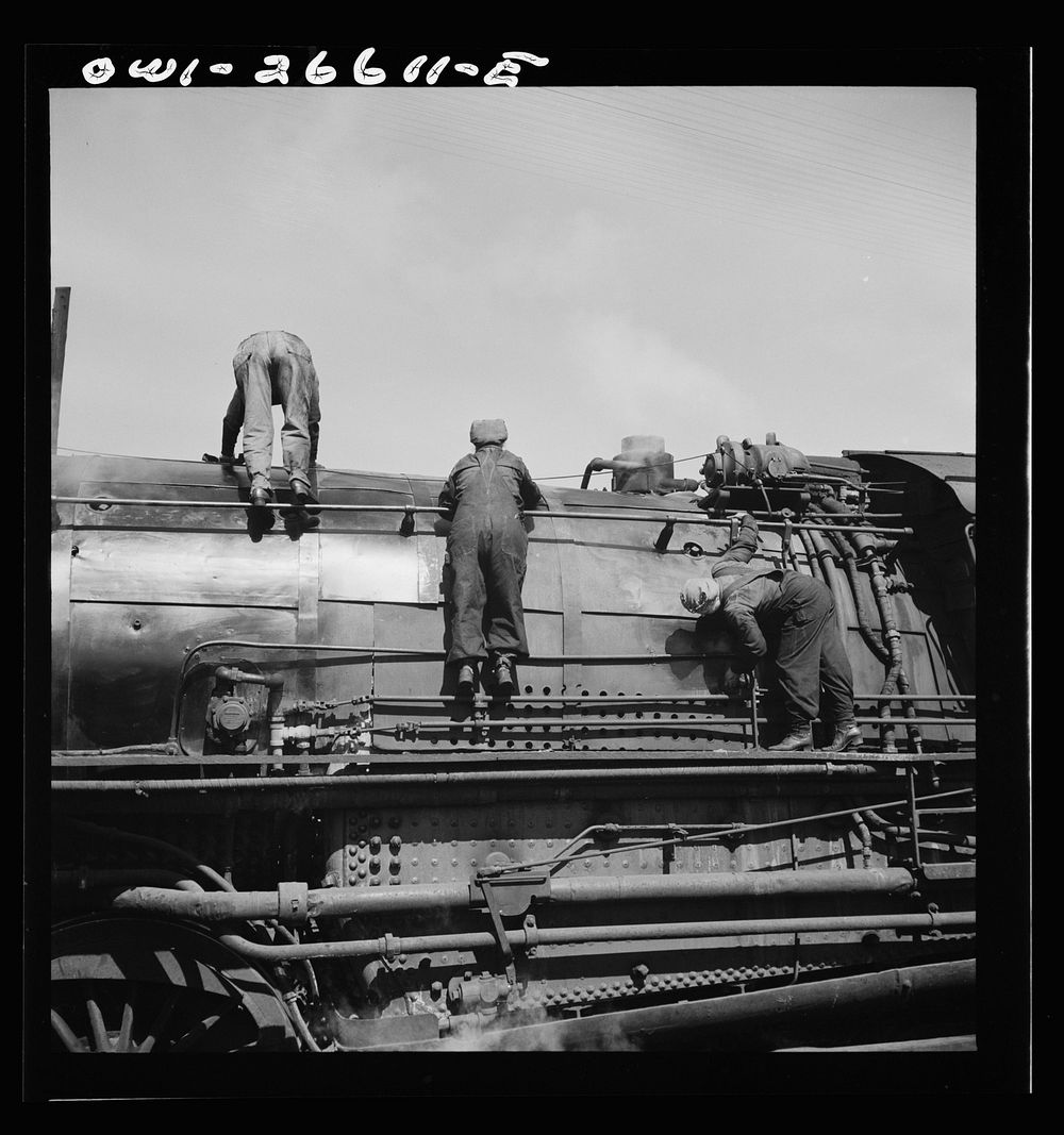 Clinton, Iowa. Women wipers Chicago Free Photo rawpixel