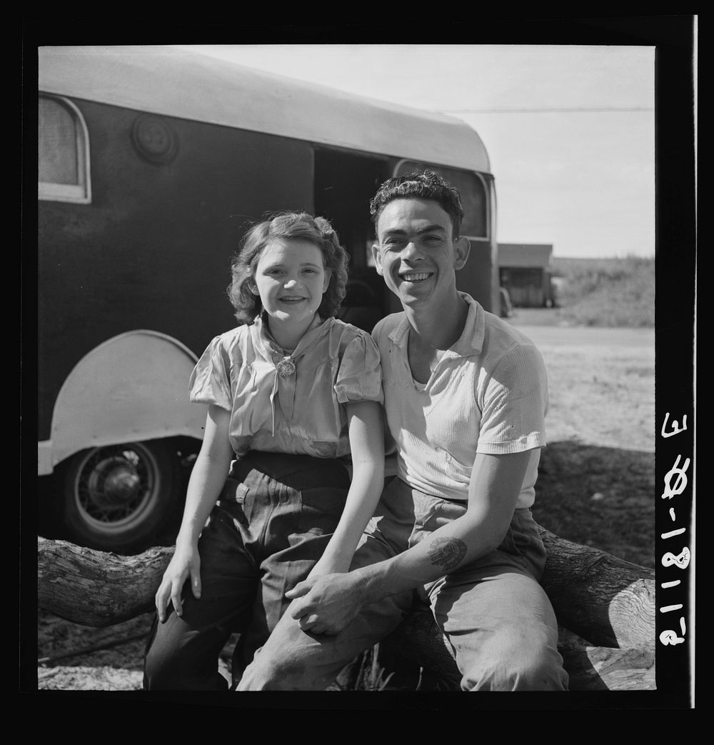 Young couple, migrant laborers, who work in packinghouse at Canal Point, Florida. Sourced from the Library of Congress.