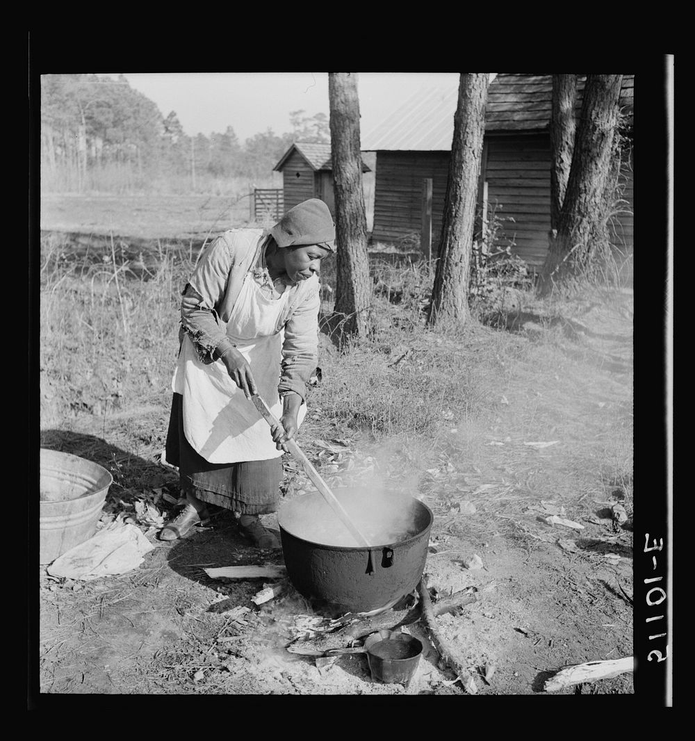 Rendering lard.  Maxton, North Carolina. Sourced from the Library of Congress.