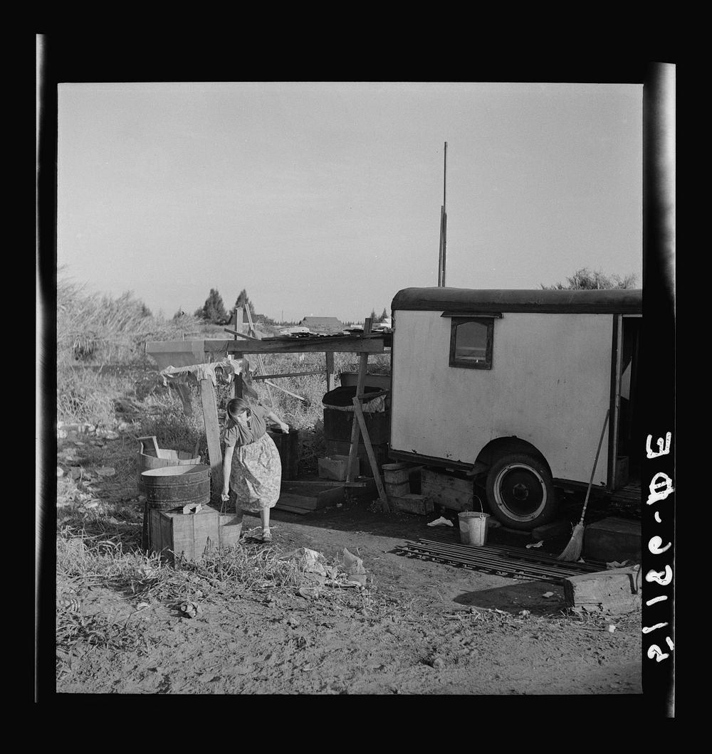 Migrant laborers camped beside a packinghouse in Belle Glade, Florida. Sourced from the Library of Congress.