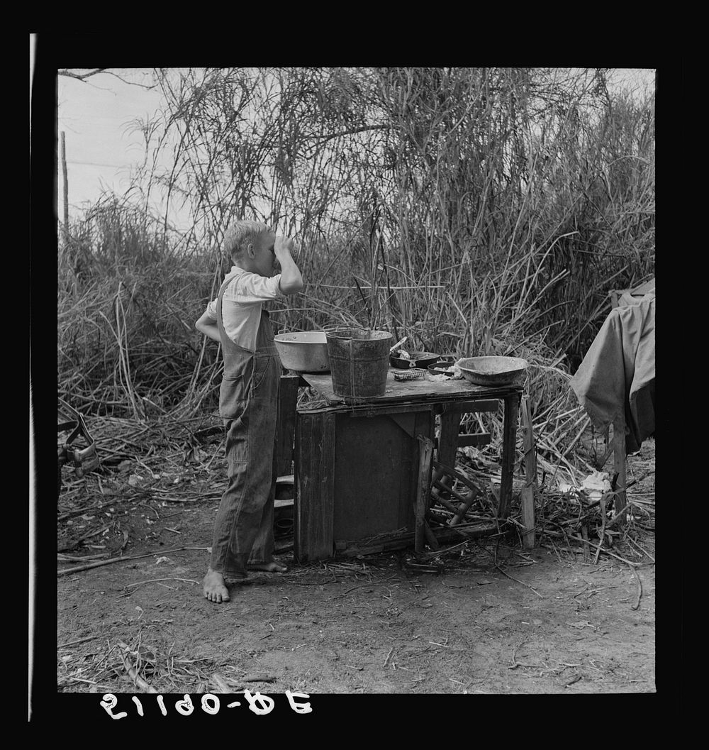 Migrant laborers' camp near Canal Point, Florida. Sourced from the Library of Congress.