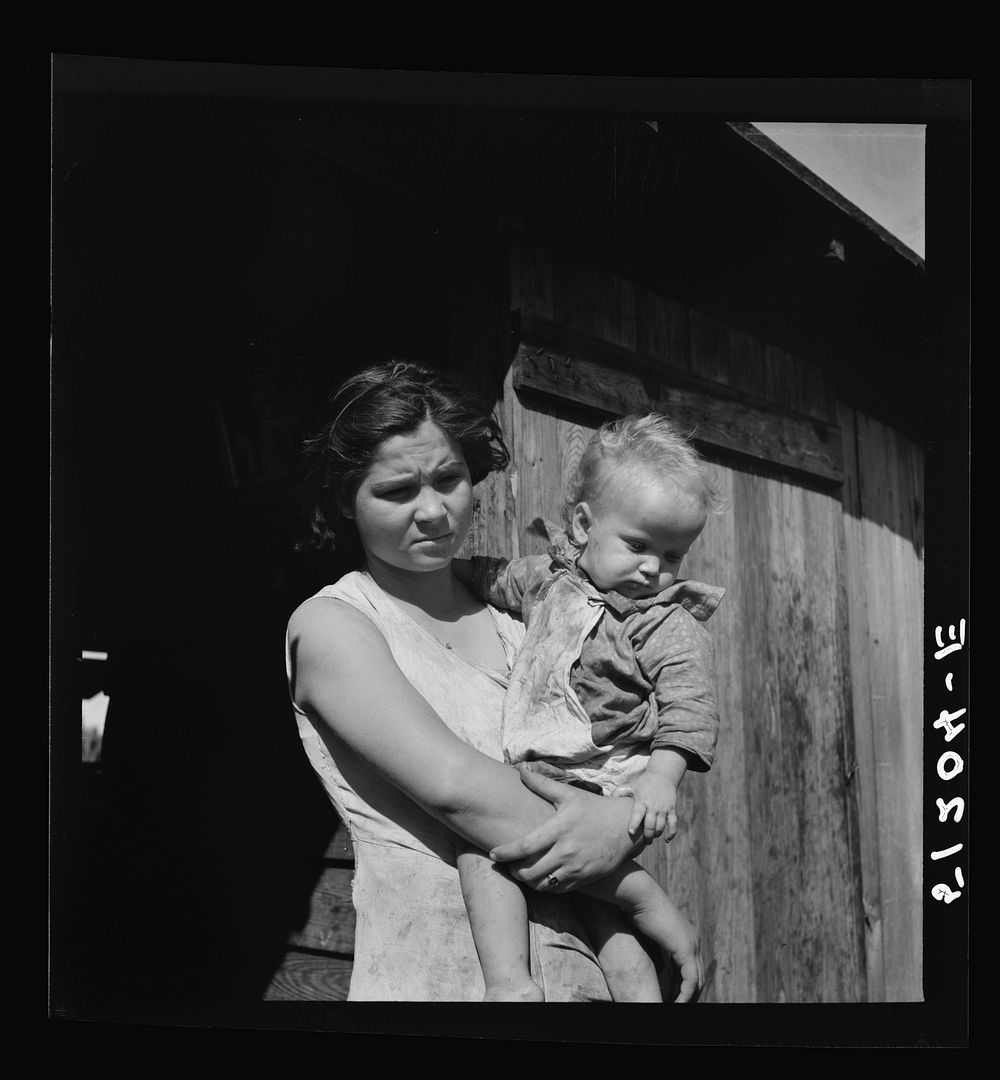 Migrant laborer's family near Belle Glade, Florida (see 51187-E). Sourced from the Library of Congress.