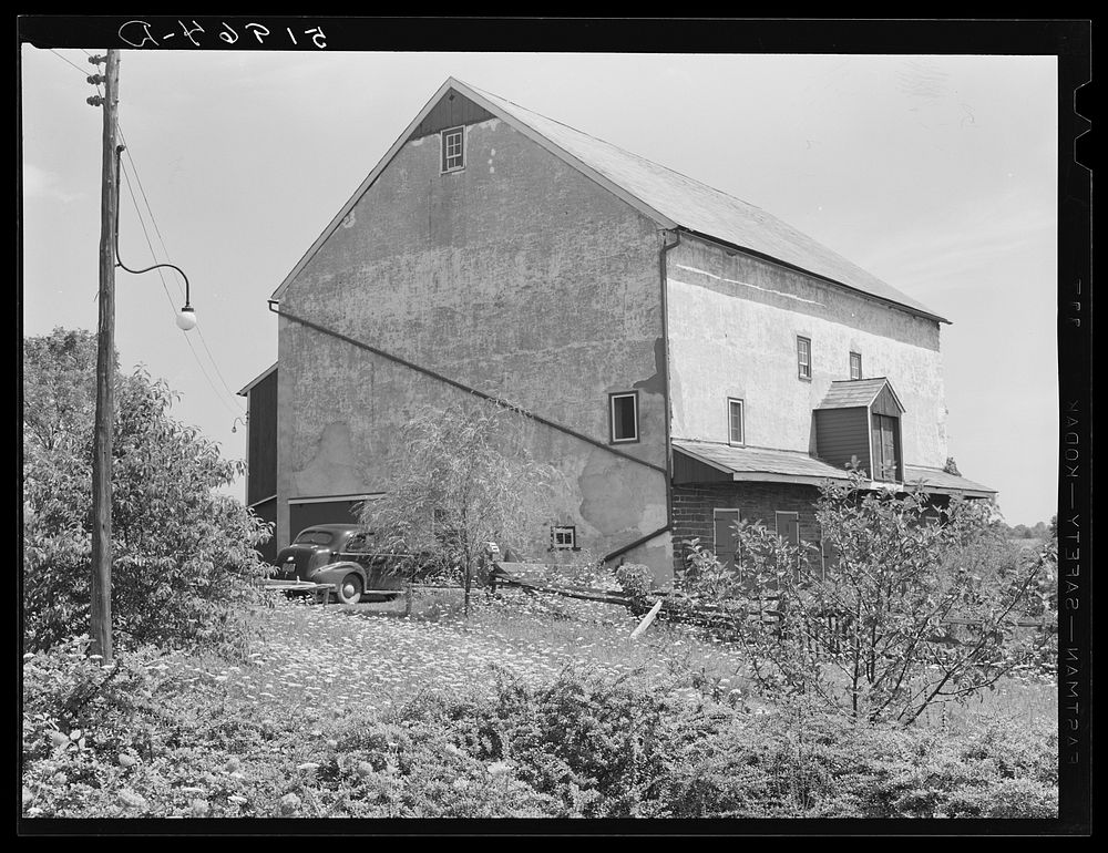 Barn on rich farmland in Bucks County, Pennsylvania. Sourced from the Library of Congress.