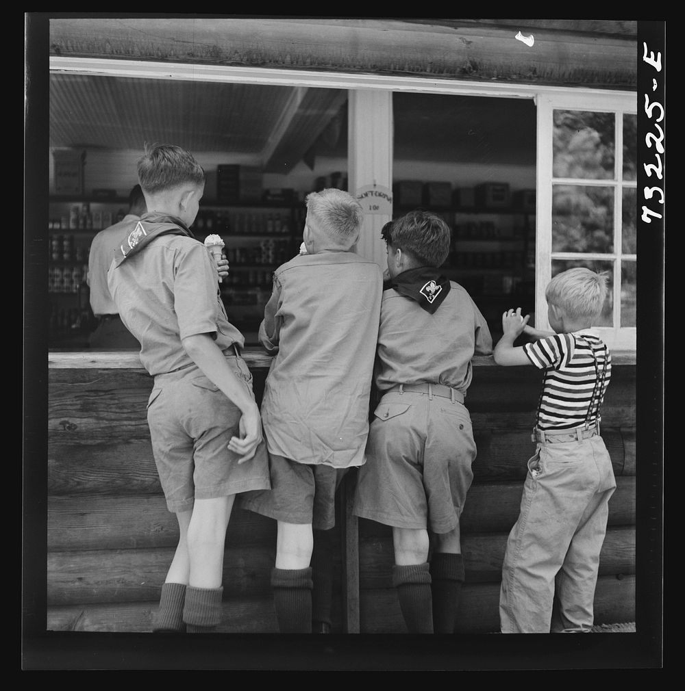 Belknap Springs, Oregon. Boy Scouts by Russell Lee