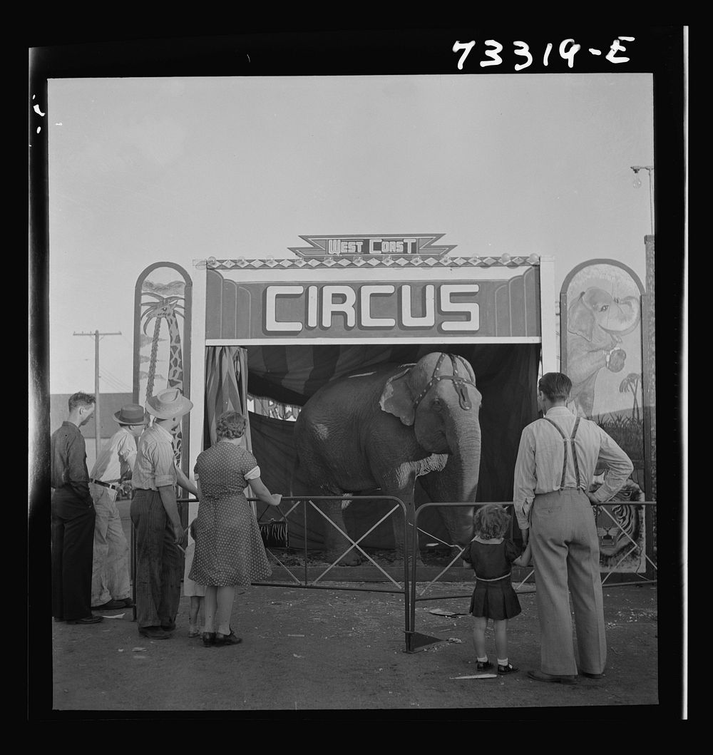 Klamath Falls, Oregon. Circus day by Russell Lee