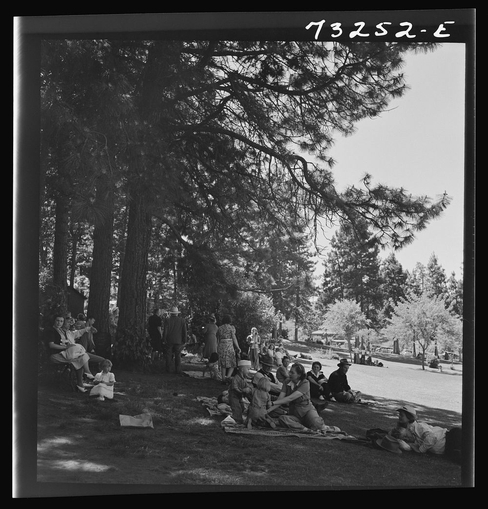 [Untitled photo, possibly related to: Klamath Falls, Oregon. Sunday afternoon in the city park] by Russell Lee