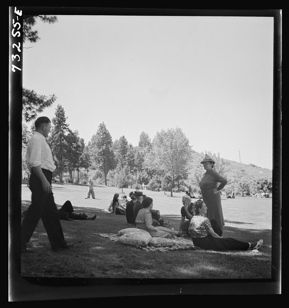 [Untitled photo, possibly related to: Klamath Falls, Oregon. Sunday afternoon in the city park] by Russell Lee