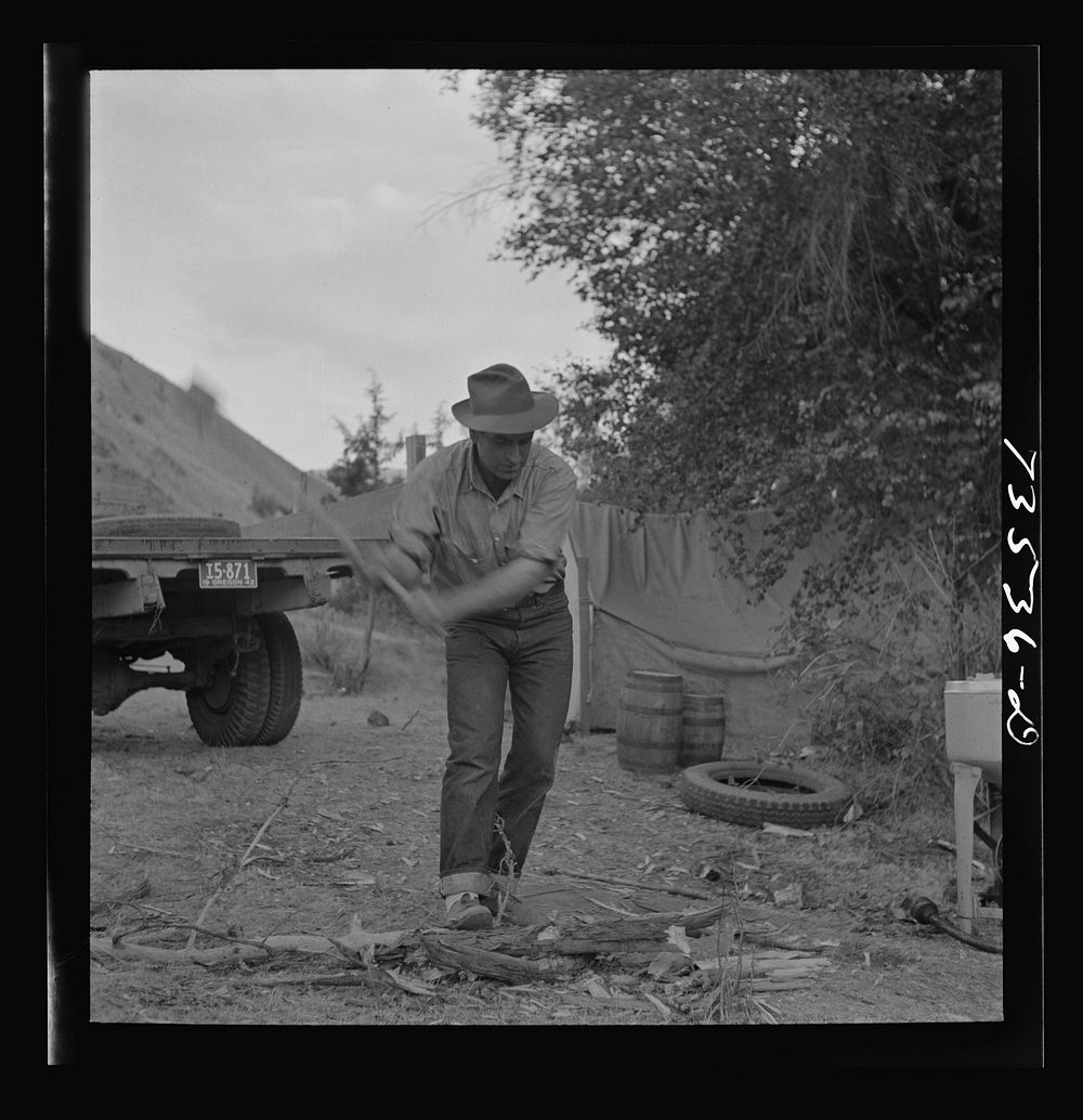 [Untitled photo, possibly related to: Grant County, Oregon. Mining prospectors' camp] by Russell Lee