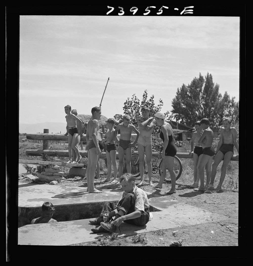 Rupert, Idaho. Dressing after swimming by Russell Lee