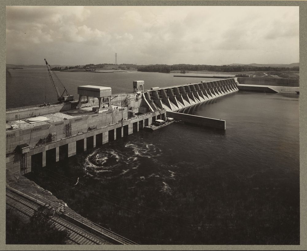 Watts Bar Dam, Tenn. 1935-40? A view of the dam and the Tennessee River. Sourced from the Library of Congress.