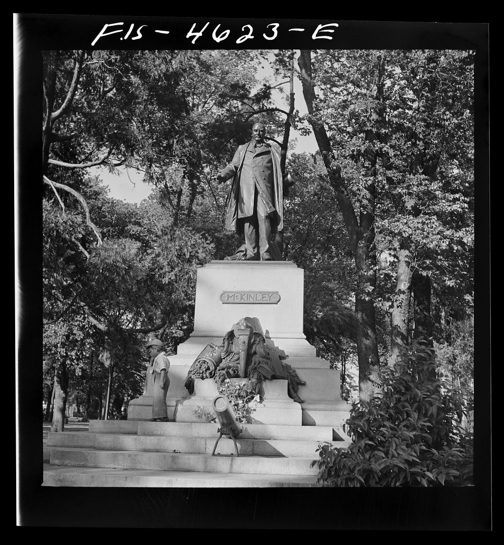 [Untitled photo, possibly related to: Monument. San Jose, California] by Russell Lee