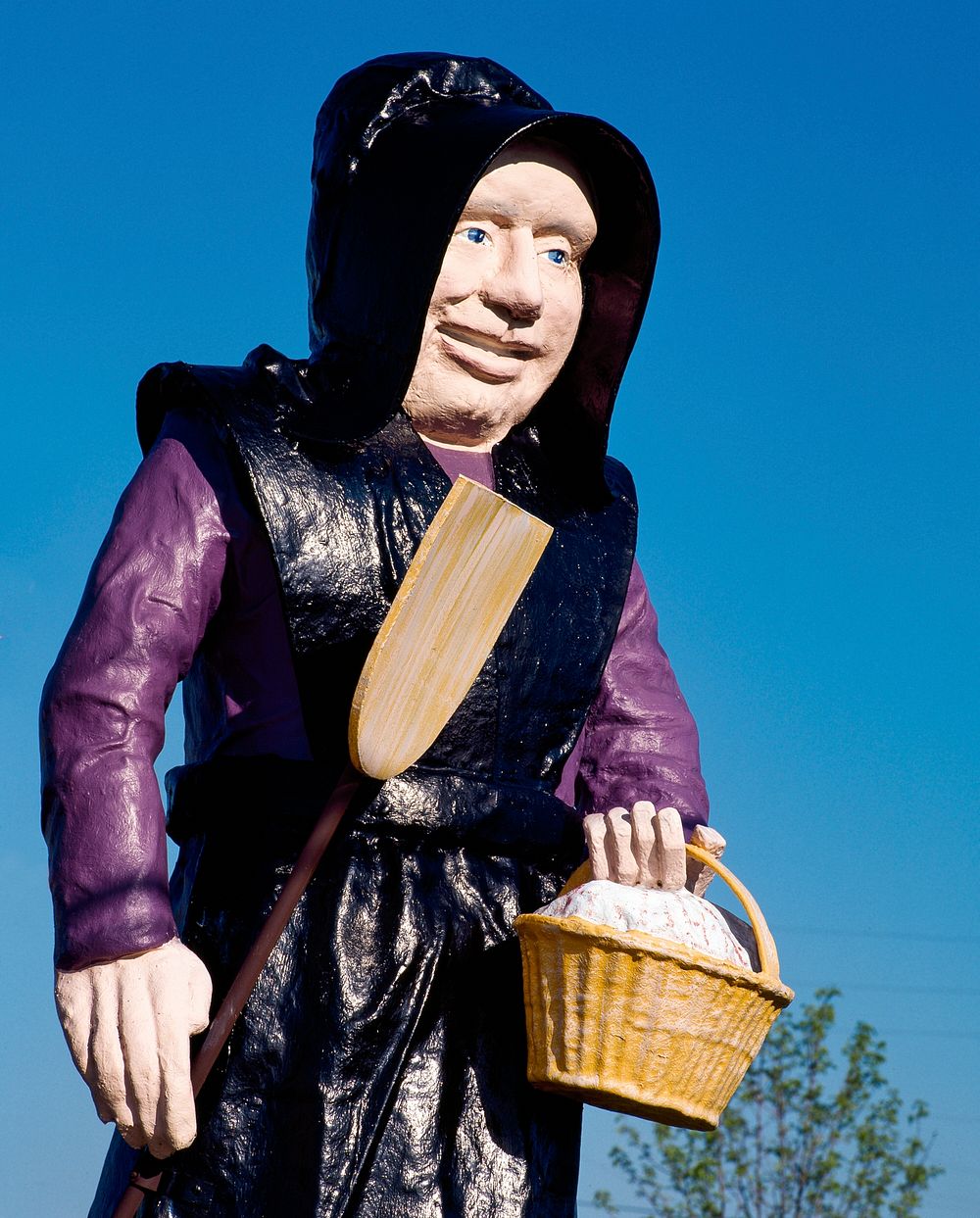 Giant Amishman statue at the Pennsylvania Dutch Visitors Bureau in Lancaster County. Original image from Carol M.…