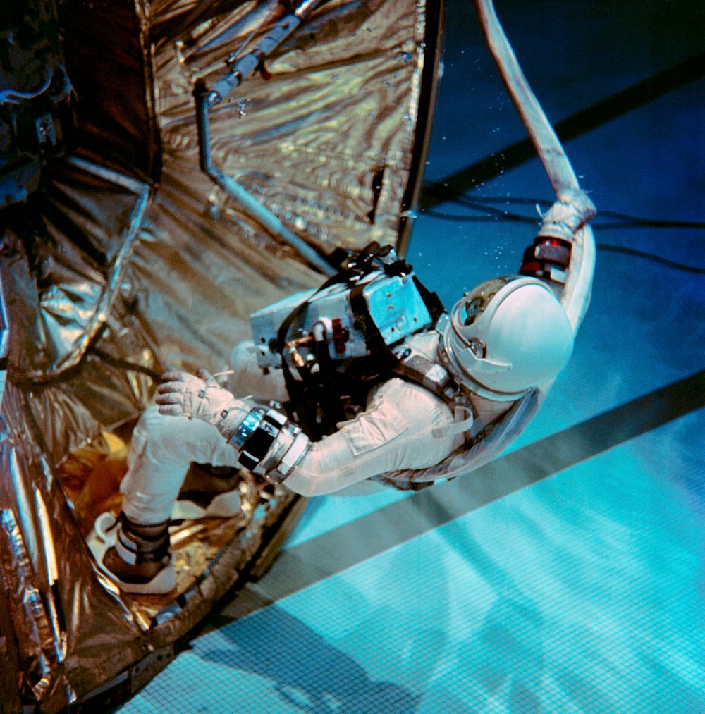 Astronaut Edwin E. Aldrin Jr., pilot for the Gemini-12 spaceflight, prepares to take a rest position during underwater zero…