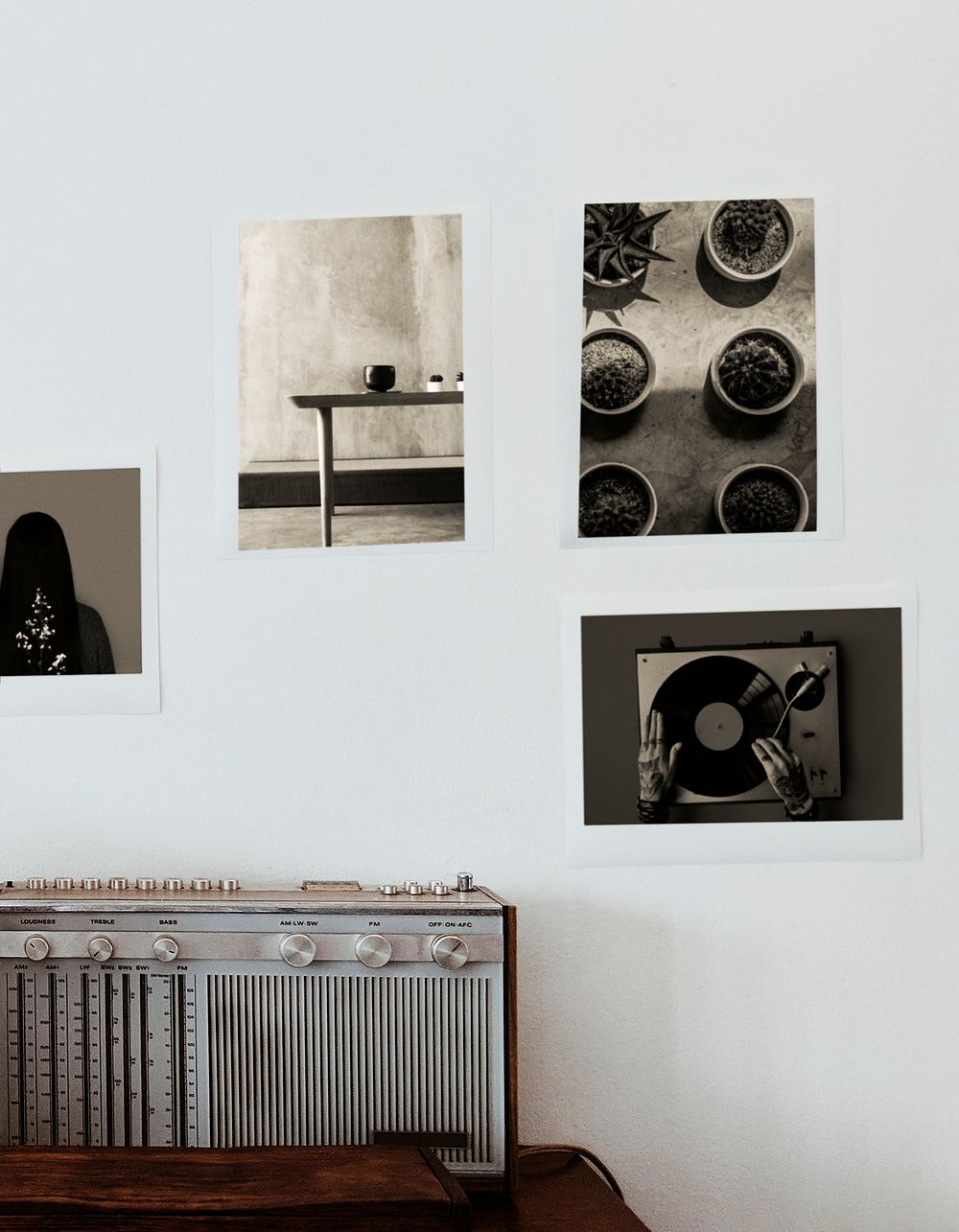 Vintage radio and vintage photograph posters on the wall