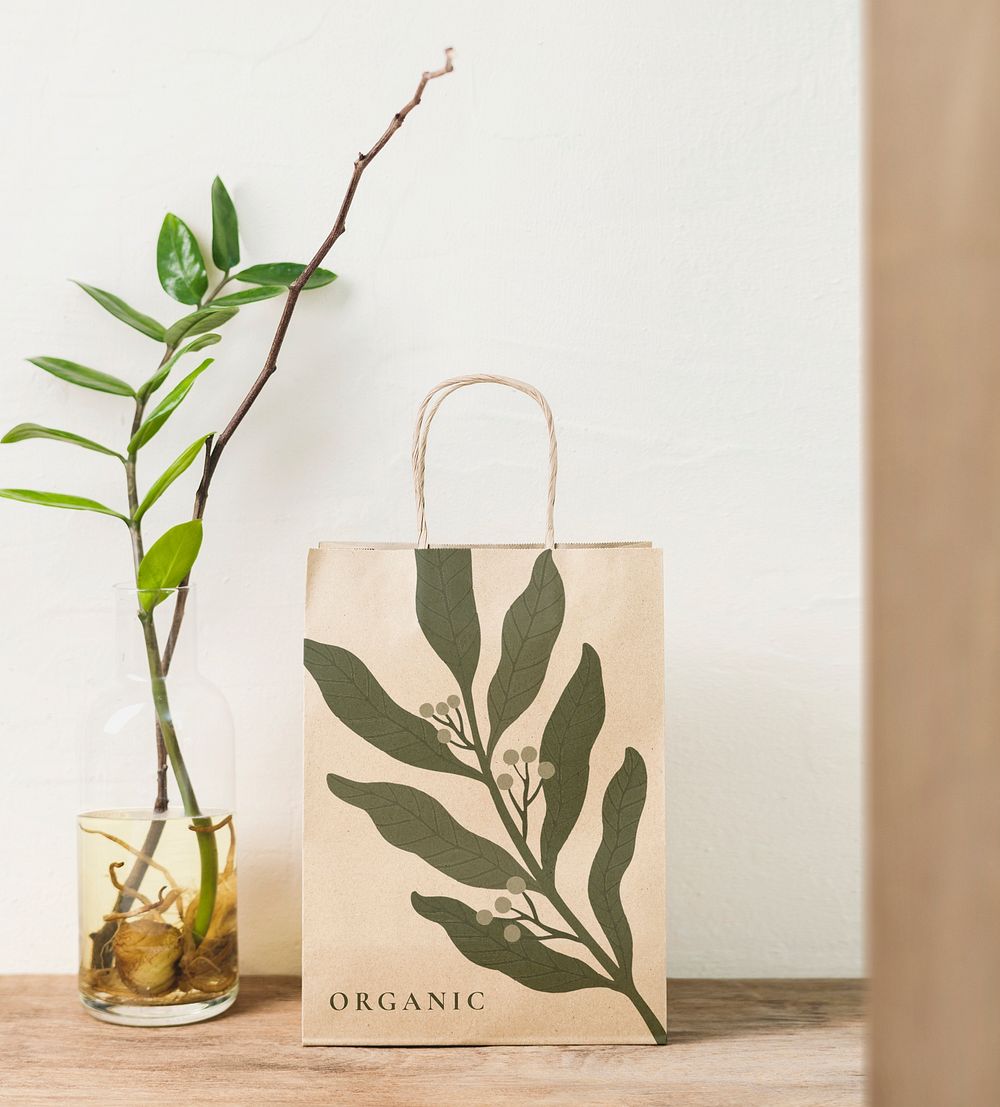 Shopping bag mockup, vase with houseplant on the side psd