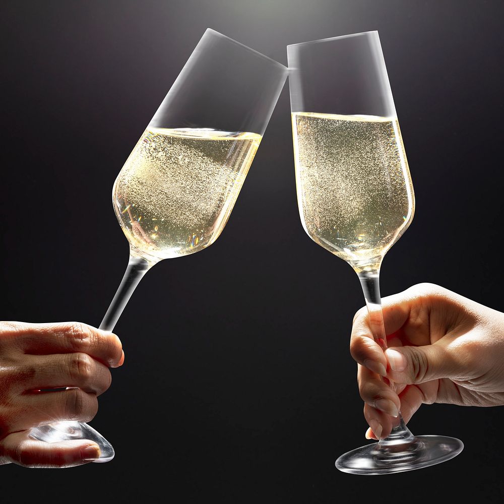 Couple holding champagne glasses psd