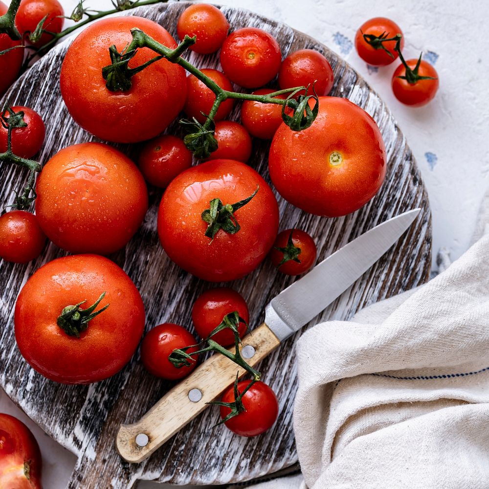 Freshly washed tomatoes on a cutting board