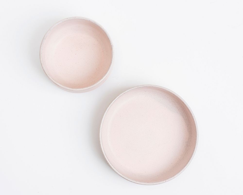 Pink plate psd mockup in flat lay style 