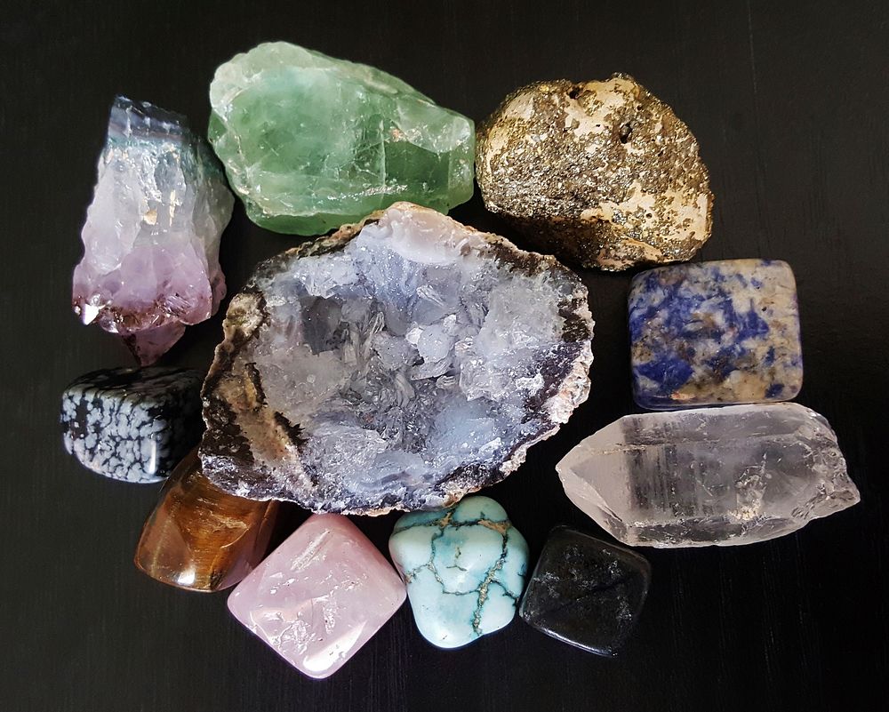 Variety of crystals, free public domain CC0 photo
