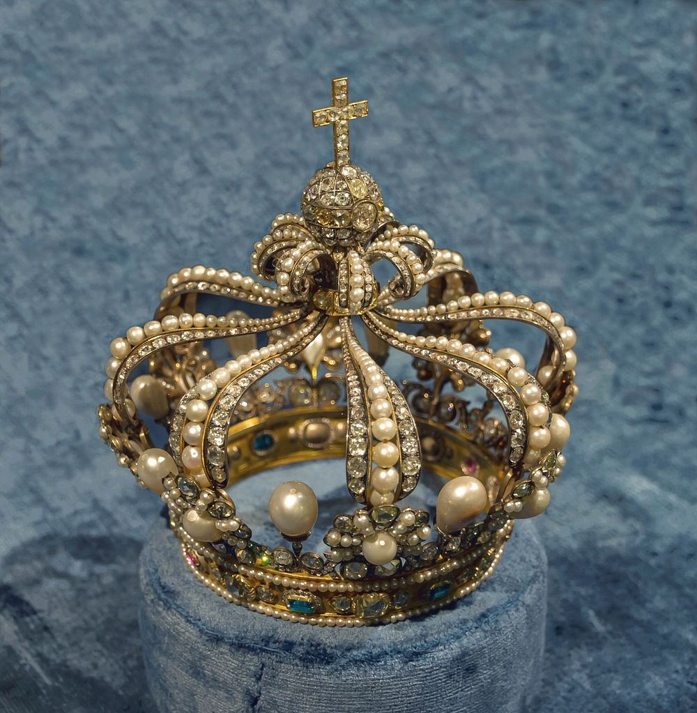 Free queen of Bavaria crown image, public domain CC0 photo.