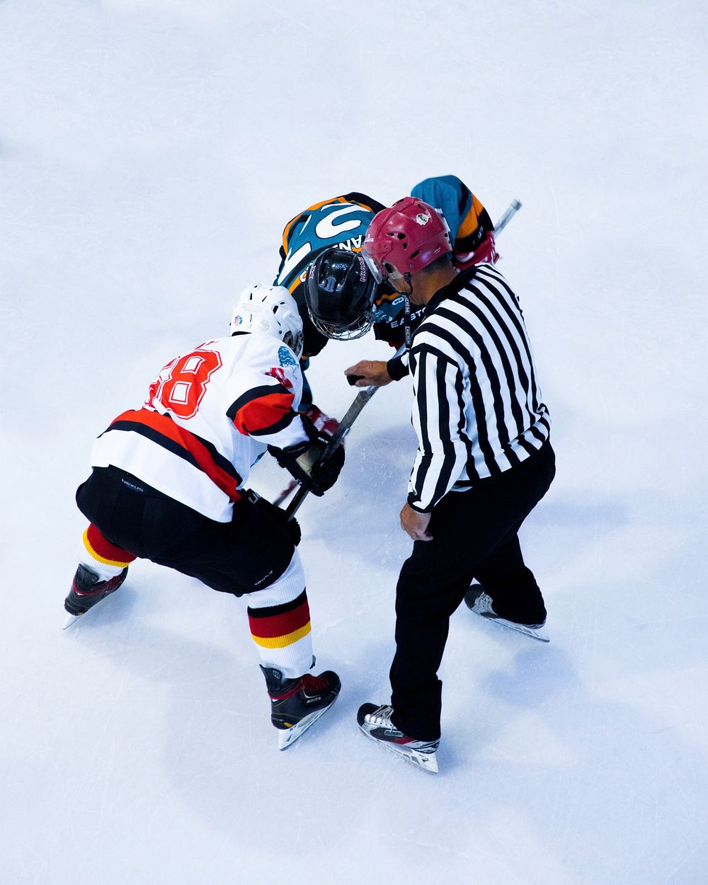 Ice hockey players, free public domain CC0 photo