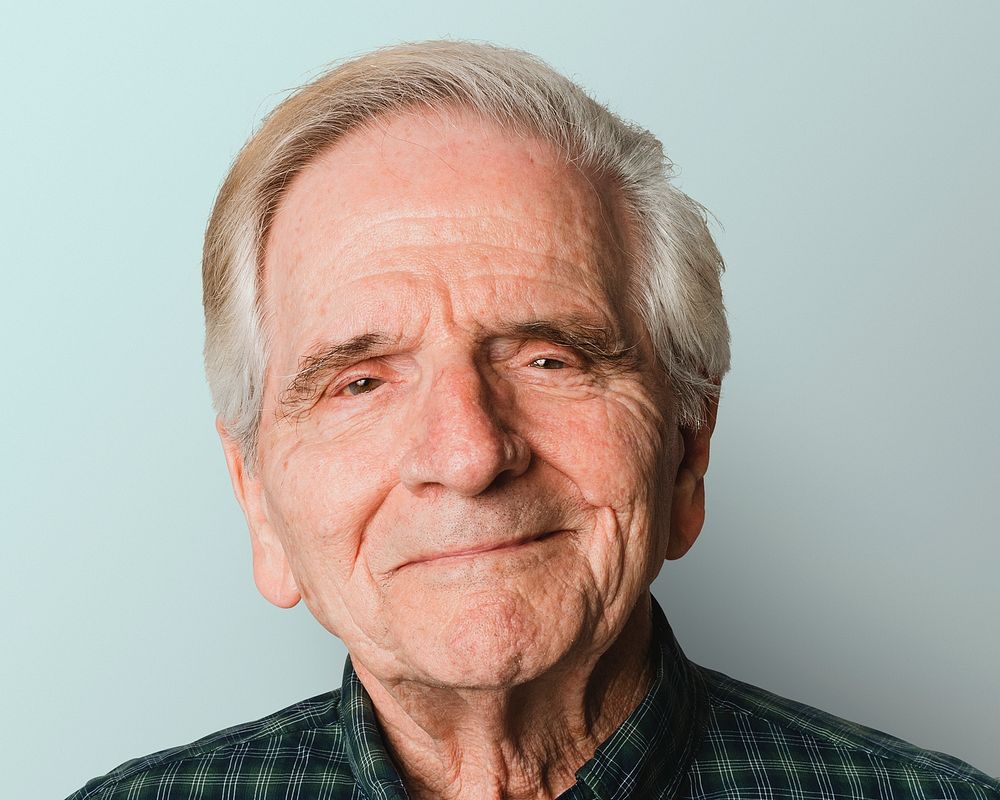 Elderly man an face portrait, smiling close up psd