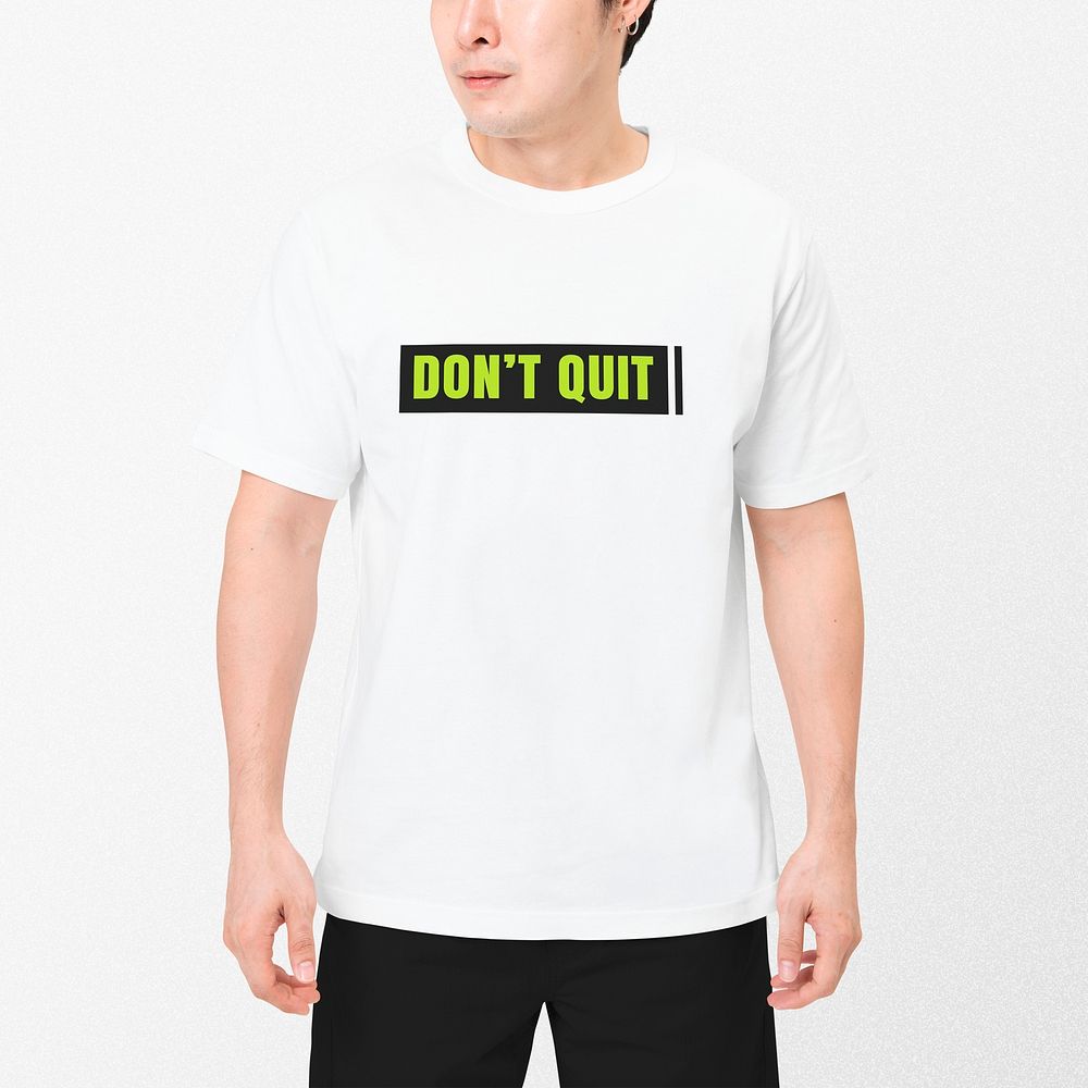 Motivational quote printed tee psd mockup don’t quit men’s fashion shoot