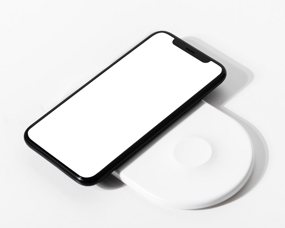 Smartphone screen mockup with wireless charger psd 