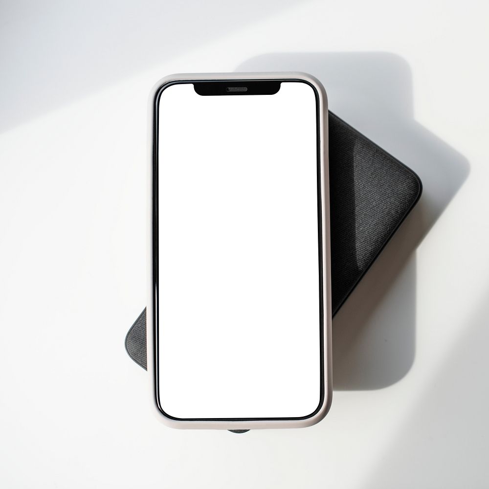 Smartphone screen mockup psd with wireless charger