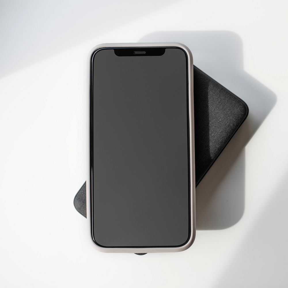 Smartphone screen mockup psd with wireless charger