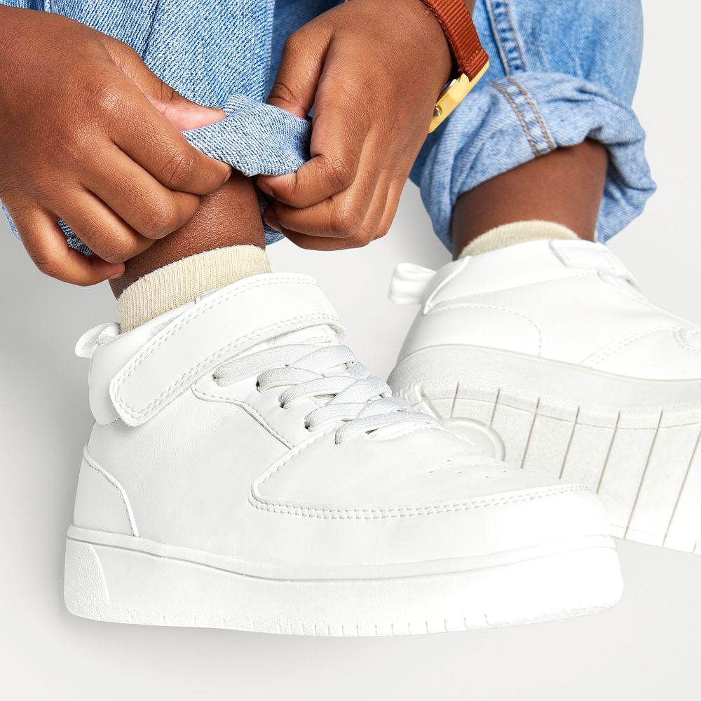 Child with jeans psd white sneakers mockup studio shot