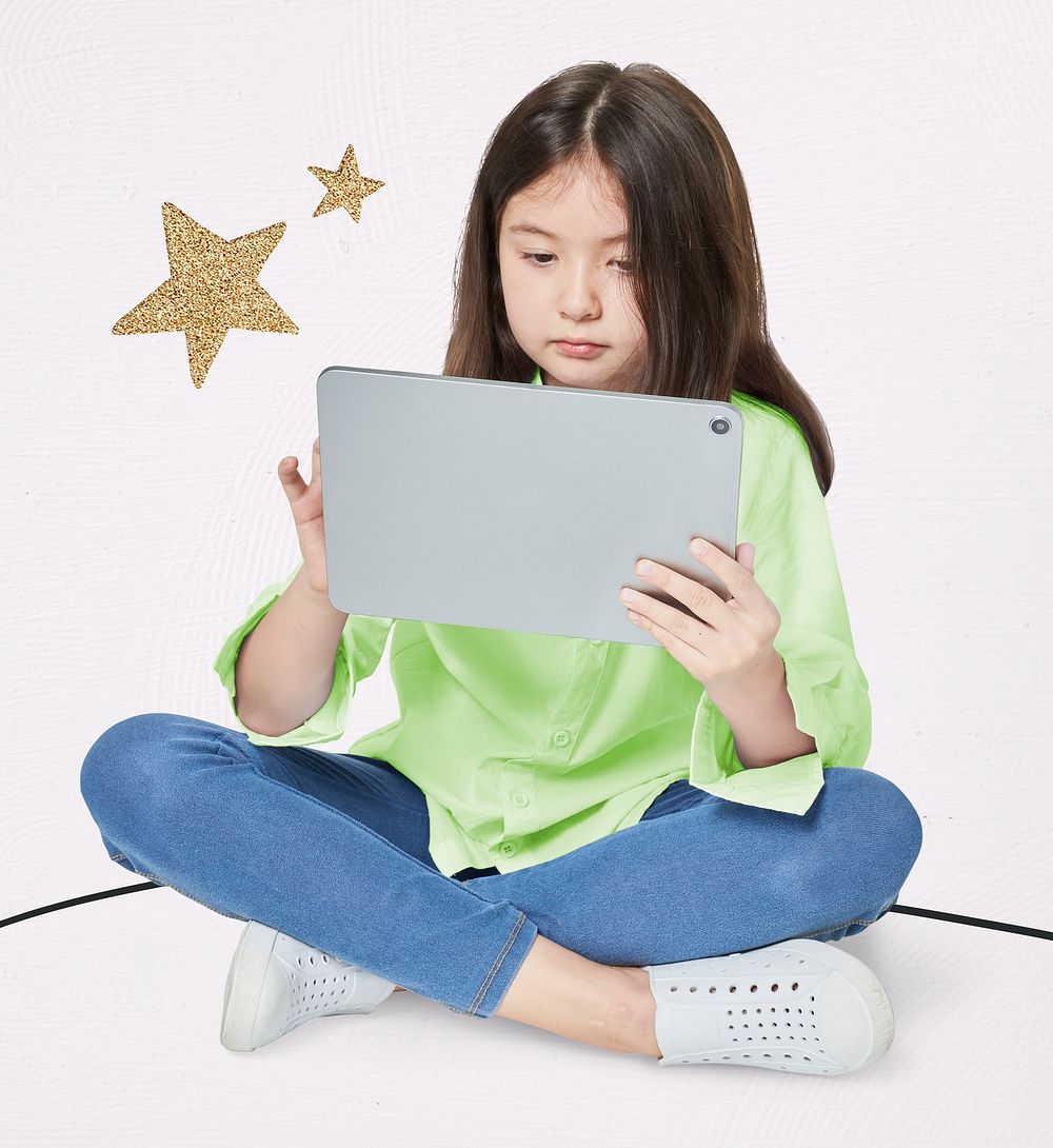 Girl using digital tablet studio | Premium Photo - rawpixel