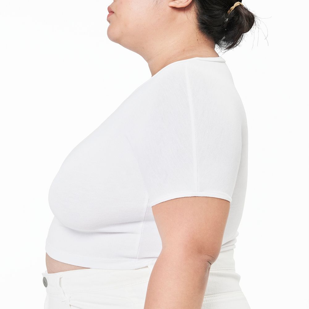 Curvy woman psd white crop top facing side mockup apparel studio shoot