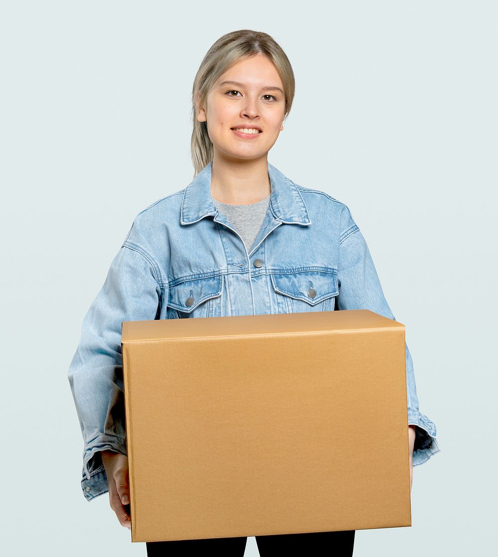 Woman mockup psd carrying a moving box