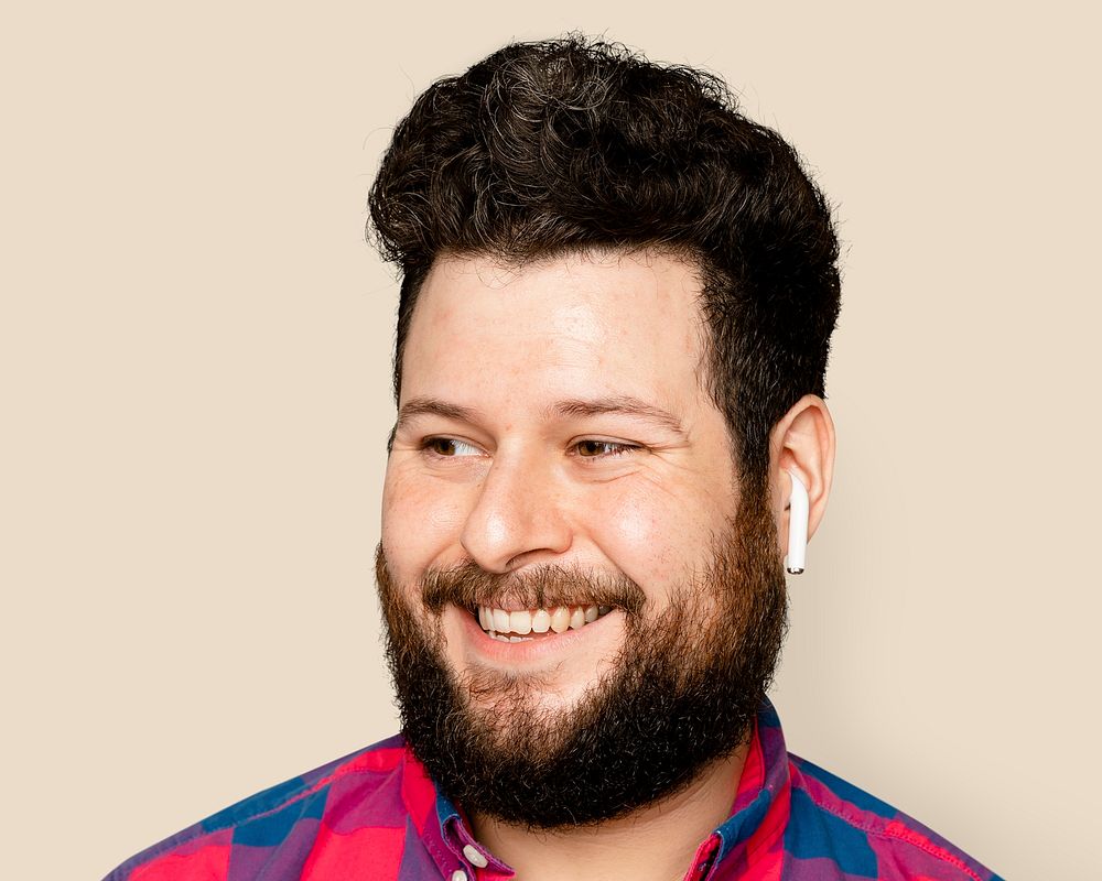 Bearded man, listening to music through earphones portrait psd