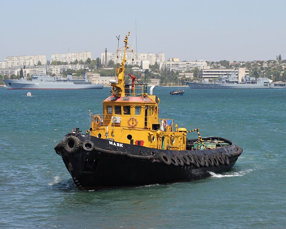 Tugboat Mayak (Russian: Lighthouse) with fire-fighting pomp. Length: 28.0m Beam: 8.0m. MMSI: 272092300. Sevastopol bay.…