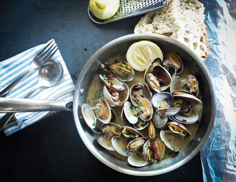 Fresh clam and mussel boil with lemon and a side of bread. Original public domain image from Wikimedia Commons