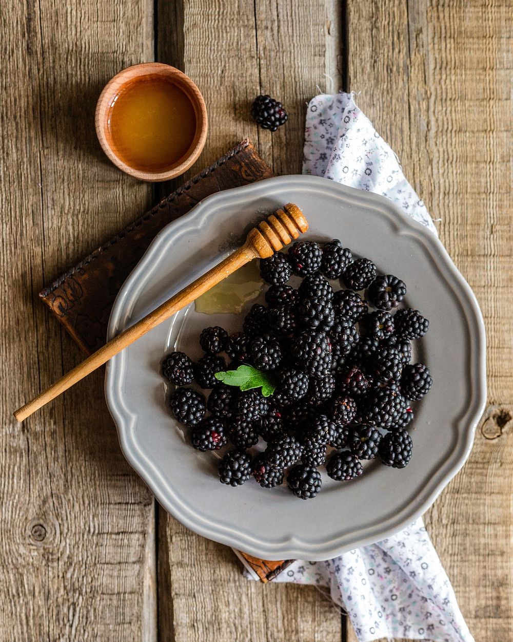 Free blackberries on plate public domain CC0 photo